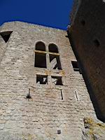 Chateau de Queribus, Donjon, Pt10, Baie a meneau cruciforme surmontant 3 archeres primitives